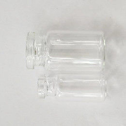 ストッパーが付いている薬剤のガラス ガラスびん13mmの口のあたりのホウケイ酸塩